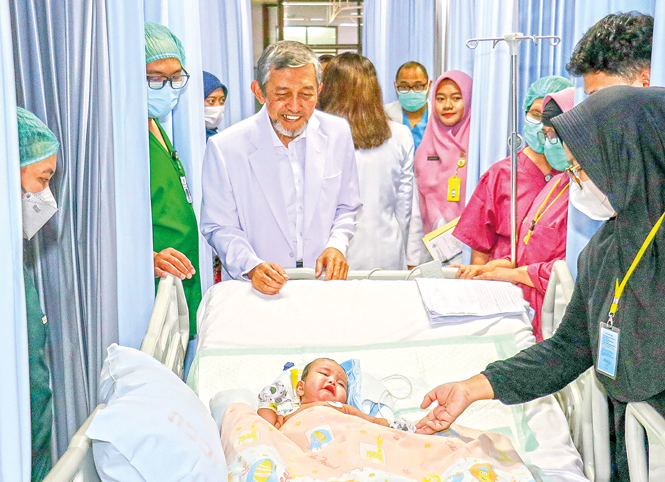 KONDISI MEMBAIK: Arselo, bayi kembar siam dempet pantat asal Tulungagung, dirawat di ruang ICU Gedung Bedah Pusat Terpadu (GBPT) RSUD dr Soetomo Selasa (20/8). (FRIZAL/JAWA POS) - Image