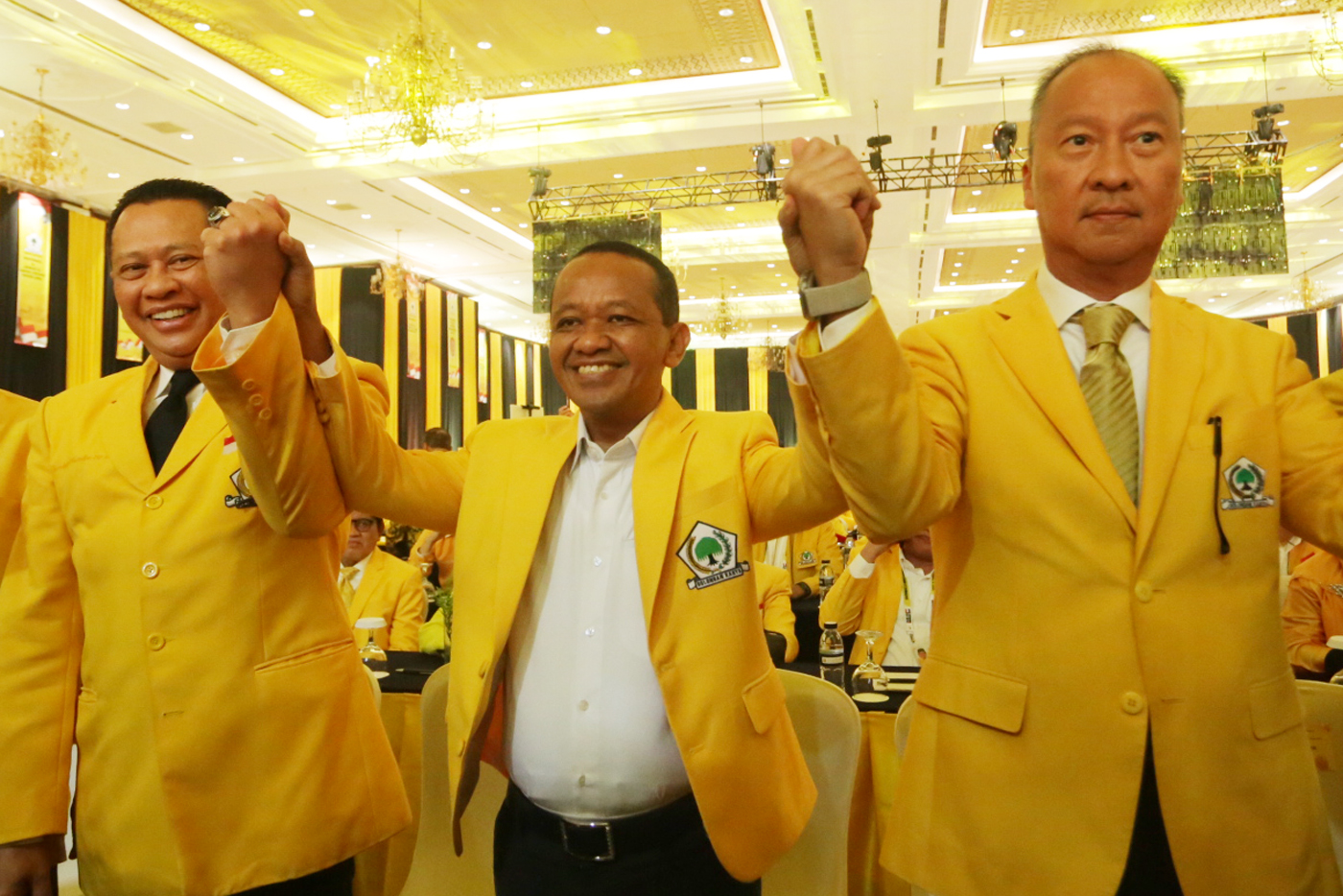 Calon Ketua Umum Partai Golkar Bahlil Lahadalia (tengah) berpegangan tangan dengan Plt Ketua Umum Partai Golkar Agus Gumiwang Kartasasmita dan Ketua Pelaksana Rapimnas & Munas XI Partai Golkar Bambang Soesatyo saat pembukaan Munas XI Partai Golkar di - Image