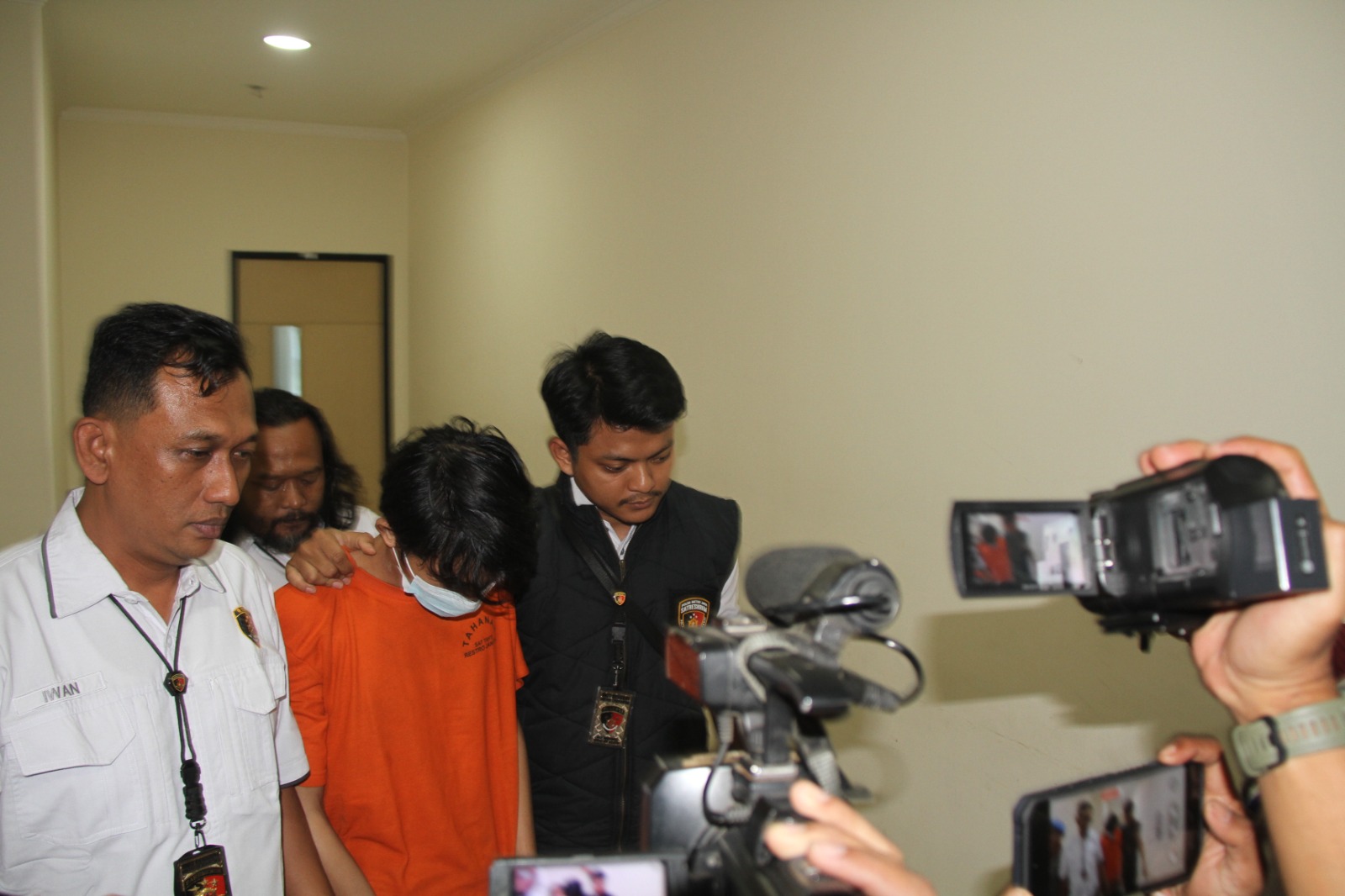 Polisi menangkap MB, 20, yang melakukan penganiayaan terhadap pacarnya bernama Alya di Lift Hotel Royal Palem, Cengkareng, Jakarta Barat. - Image