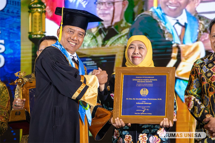 Rektor UNESA, Nurhasan memberikan penghargaan kepada Gubernur Jatim 2019-2024 Khofifah Indar Parawansa dalam acara puncak Dies Natalis ke-60 di Graha UNESA, Rabu, 21 Agustus 2024. (Humas UNESA) - Image