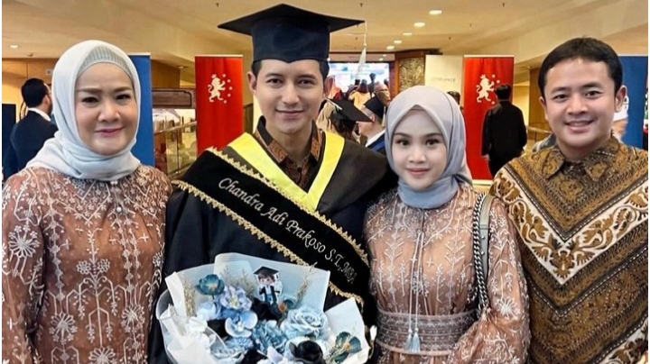 Chand Kelvin dan keluarga. Sumber foto: Instagram @chand_kelvin - Image