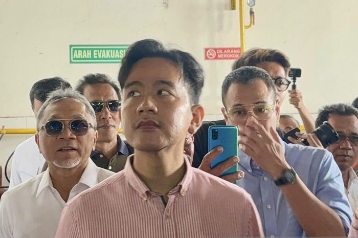 Menteri Perdagangan (Mendag) Zulkifli Hasan (kiri) mendampingi Wakil Presiden terpilih Gibran Rakabuming Raka (tengah) di Kabupaten Bandung Barat, Kamis (22/8). (Rubby Jovan/Antara) - Image