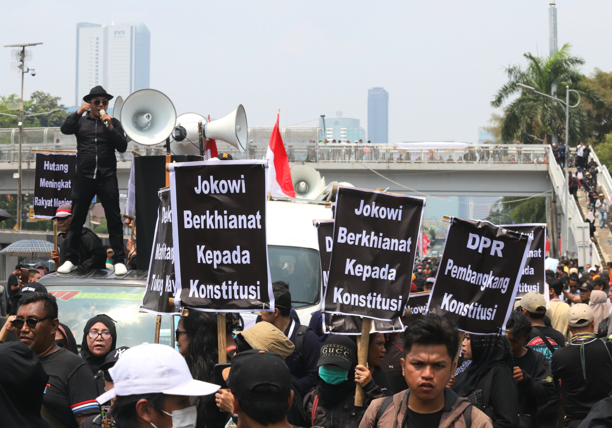 Massa aksi saat berunjuk rasa meolak pengesahan Revisi UU Pilkada di depan Gedung DPR, Jakarta, Kamis (22/8/2024). (Dery Ridwansah/ JawaPos.com) - Image