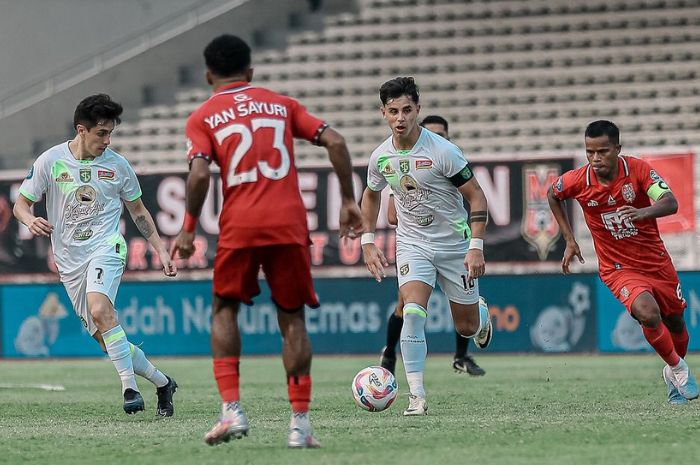Paul Munster punya catatan mentereng yang bisa membawa tuah ke Persebaya Surabaya untuk menang di pekan ketiga Liga 1 Indonesia 2024/2025. (Instagram/@officialpersebaya) - Image