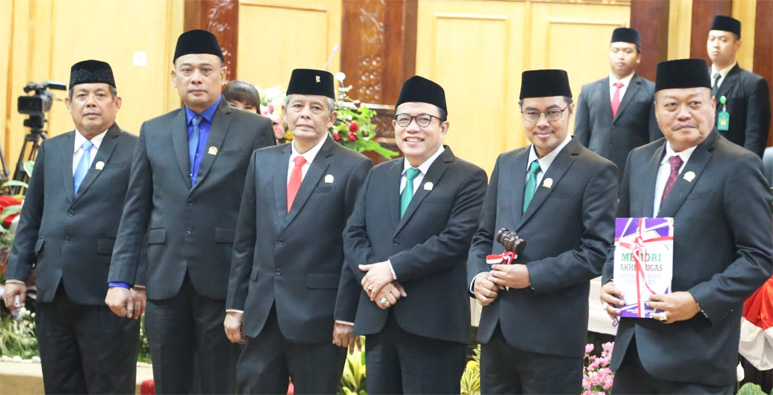 Pimpinan DPRD Sidoarjo 2019-2024 berfoto bersama dengan pimpinan DPRD Sidoarjo 2024-2024 seusai pelantikan 50 anggota DPRD Kabupaten Sidoarjo masa jabatan 2024-2029. (Istimewa). - Image