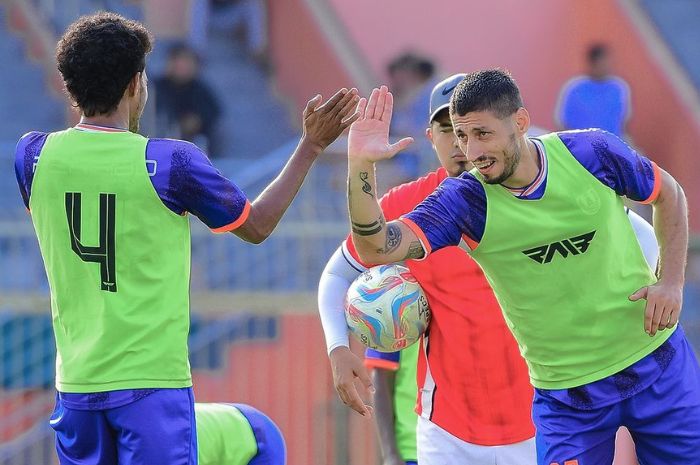 Taher Jahanbakhsh (kanan), pemain baru Persibo Bojonegoro untuk Liga 2 Indonesia 2024/2025. (Instagram/@persibo.bojonegoro) - Image