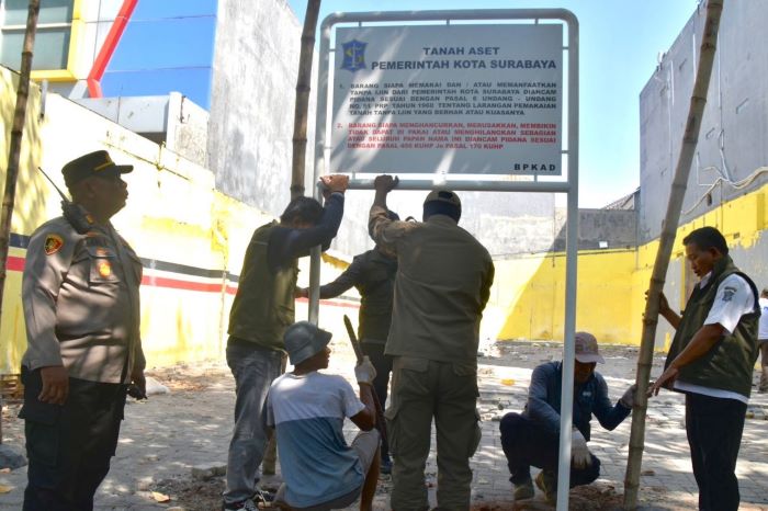 Petugas Satpol PP bersama BPKAD Kota Surabaya tertibkan bangunan di atas tanah aset milik pemkot di Kelurahan Pucang Sewu. (Pemkot Surabaya) - Image