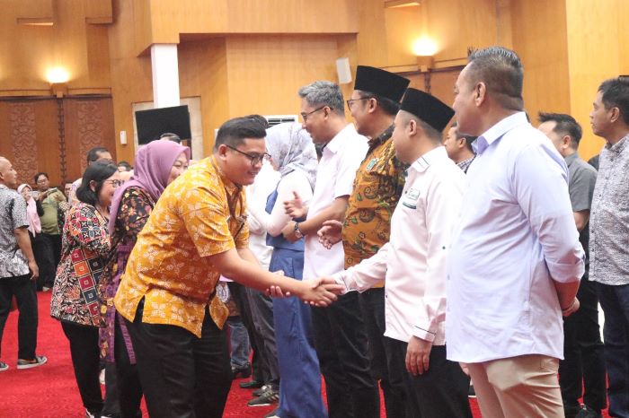 Geladi resik persiapan akhir jelang pelantikan DPRD Kota Surabaya yang dijadwalkan pada 24 Agustus. (Istimewa) - Image