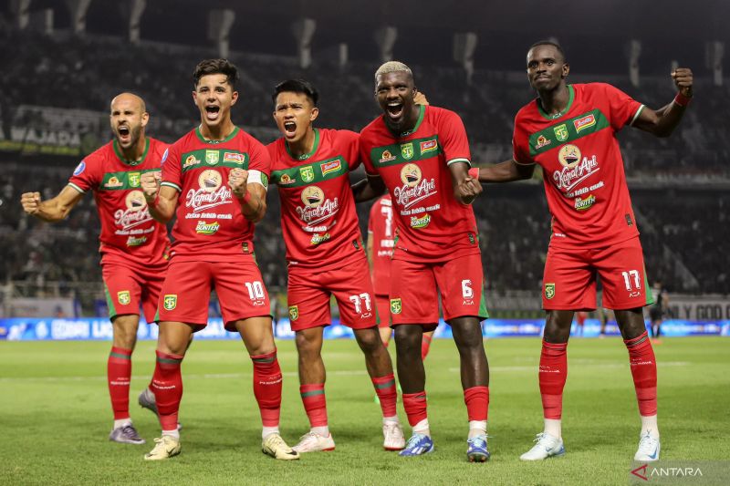 Sejumlah pesepak bola Persebaya Surabaya berselebrasi setelah mencetak gol ke gawang PSS Sleman pada pertandingan BRI Liga 1 di Stadion Gelora Bung Tomo, Surabaya. (ANTARA) - Image