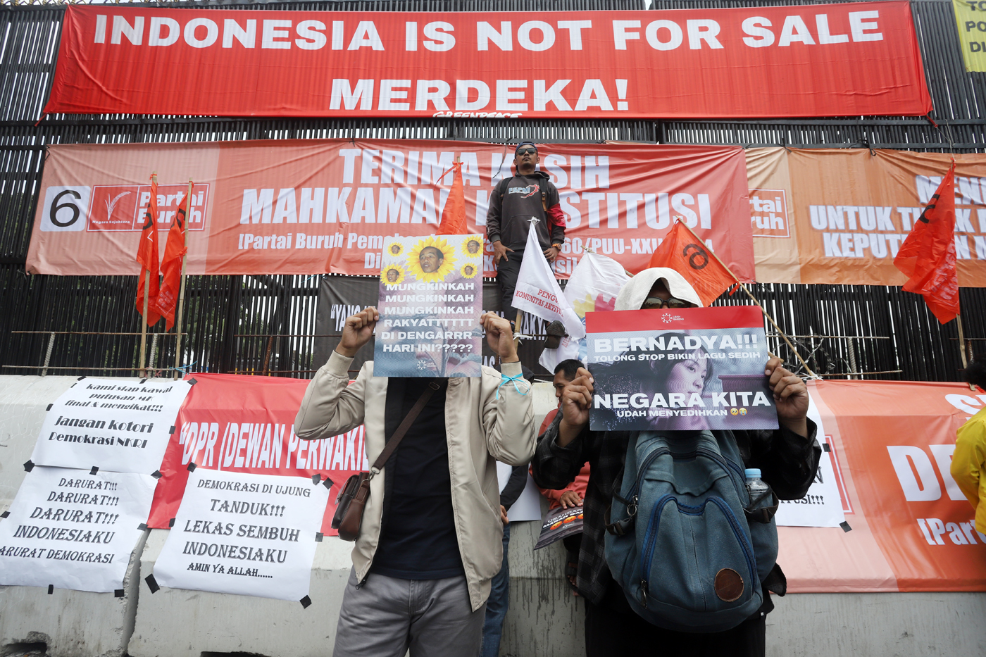 Massa aksi saat berunjuk rasa menolak pengesahan Revisi UU Pilkada di depan Gedung DPR, Jakarta, Kamis (22/8/2024). Aksi menolak upaya revisi Undang-undang Pilkada oleh DPR RI tersebut berakhir ricuh dengan pihak kepolisian. (Dery Ridwansah/ JawaPos.com) - Image