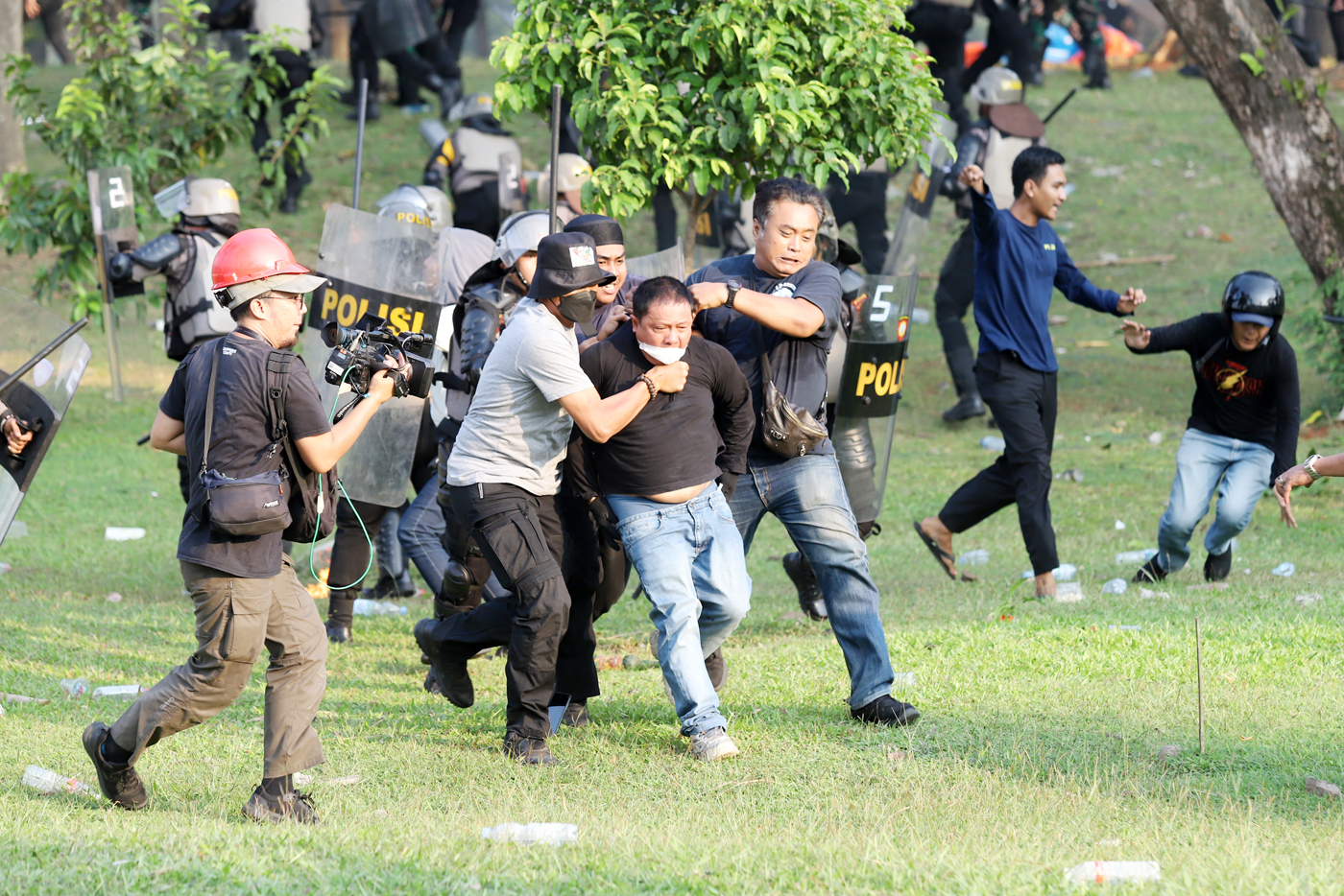 Polisi mengamankan salah satu pengunjuk rasa saat saat bentrok aksi menolak pengesahan revisi UU Pilkada di depan Gedung DPR, Jakarta, Kamis (22/8/2024). Aksi menolak upaya revisi Undang-undang Pilkada oleh DPR RI tersebut berakhir ricuh dengan pihak kepo - Image