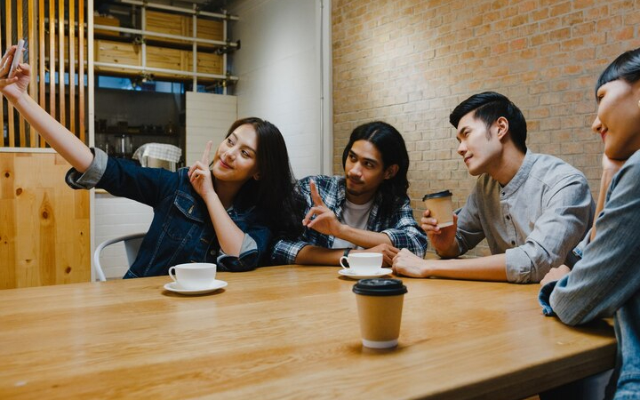 ilustrasi seseorang yang lebih menyukai pertemuan kecil dengan teman dekat/ Sumber foto: Freepik - Image