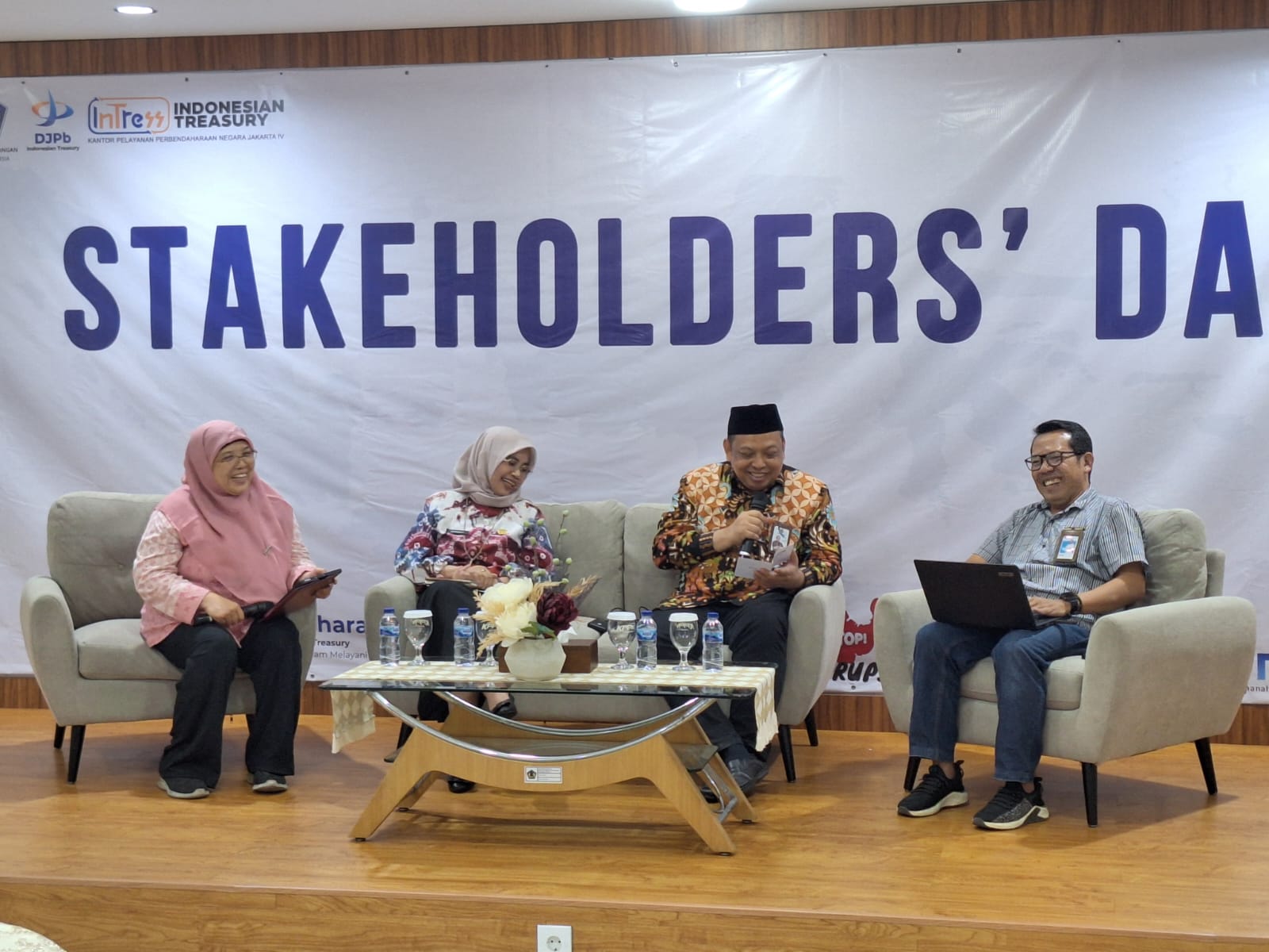 Kegiatan Stakeholder Day yang diantaranya membahas tentang penghargaan capaian Indikator Kinerja Pelaksanaan Anggaran Semester I tahun 2024. (Humas Kemenag) - Image
