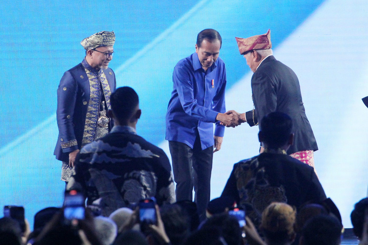 Presiden Joko Widodo didampingi Ketua Umum PAN Zulkifli Hasan dan Ketua Majelis Penasihat Partai PAN Hatta Rajasa saat membuka Kongres ke-6 PAN di Jakarta, Jumat (23/8/2024). (Dery Ridwansah/ JawaPos.com) - Image