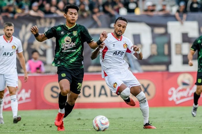 Malik Risaldi (kiri) bisa jadi kunci kemenangan Persebaya Surabaya vs Barito Putera meski sebelumnya absen di dua pertandingan Liga 1 Indonesia 2024/2025. (Instagram/@officialpersebaya) - Image