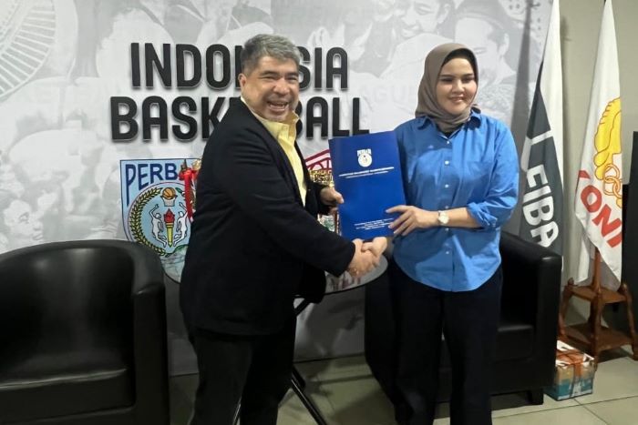 Yos Paguno (kiri) ambil formulir pendaftaran calon ketua umum PP Perbasi yang disambut Sekjen Perbasi Nirmala Dewi. (Istimewa) - Image