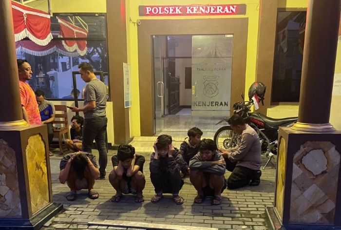 Polrestabes Surabaya tangkap enam remaja yang terlibat aksi gangster di Jembatan Galau, Bulak Banteng Surabaya, Jumat (23/8) dini hari. (Istimewa) - Image