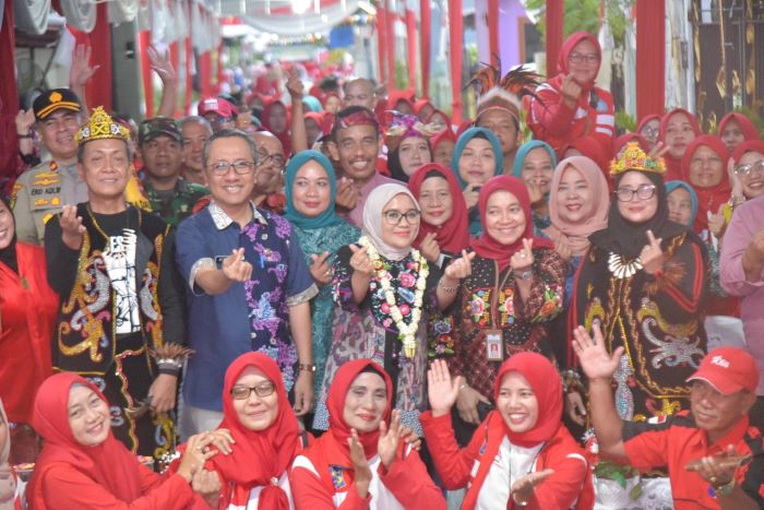 Pemkot Surabaya tinjau penerapan program Kampunge Arek Suroboyo Ramah Perempuan dan Anak di RW 2, Sidotopo. (Pemkot Surabaya) - Image