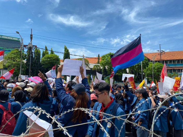 Aksi massa kawal putusan MK di Surabaya. (Dimas Nur/JawaPos.com) - Image