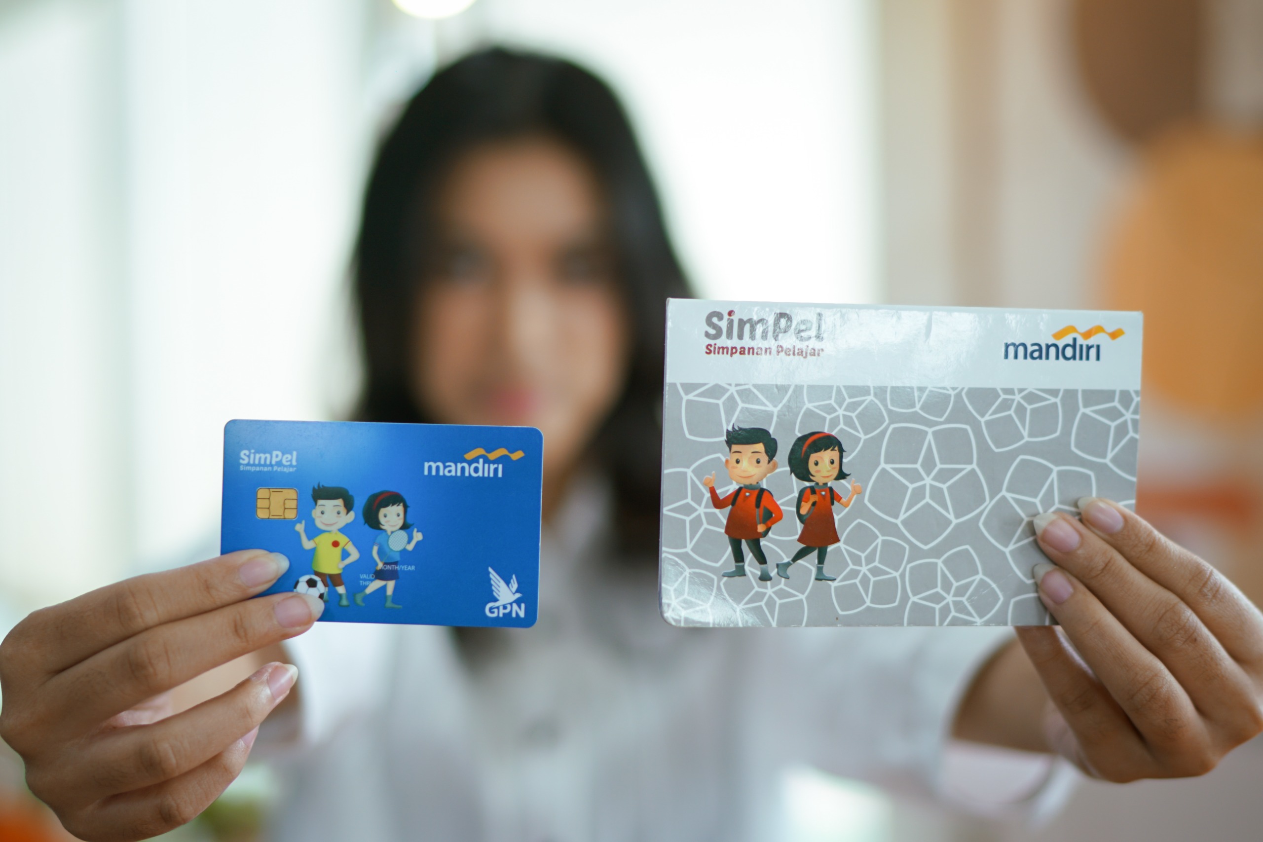 SIMPEL: ATM dan buku tabungan Simpanan Pelajar Bank Mandiri. Simpel merupakan jenis tabungan untuk nasabah pelajar. (Bank Mandiri untuk JawaPos.com) - Image