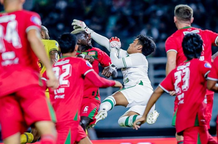 Ernando Ari tampil cukup apik meskipun sempat membuat blunder di awal laga Persebaya Surabaya kontra Barito Putera. (Instagram/@officialpersebaya) - Image