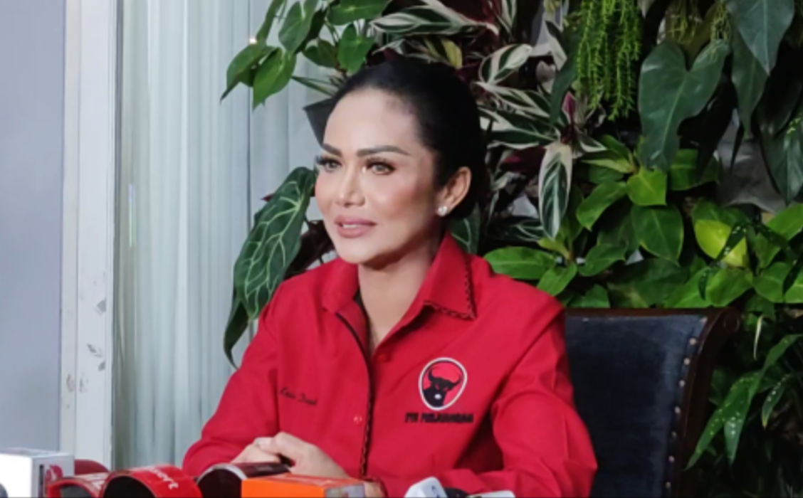Penyanyi sekaligus Politisi PDI Perjuangan Kris Dayanti sempat mengumumkan mundur terkait pencalonannya sebagai calon Wali Kota Batu, Jawa Timur, dalam Pilkada serentak 2024. - Image