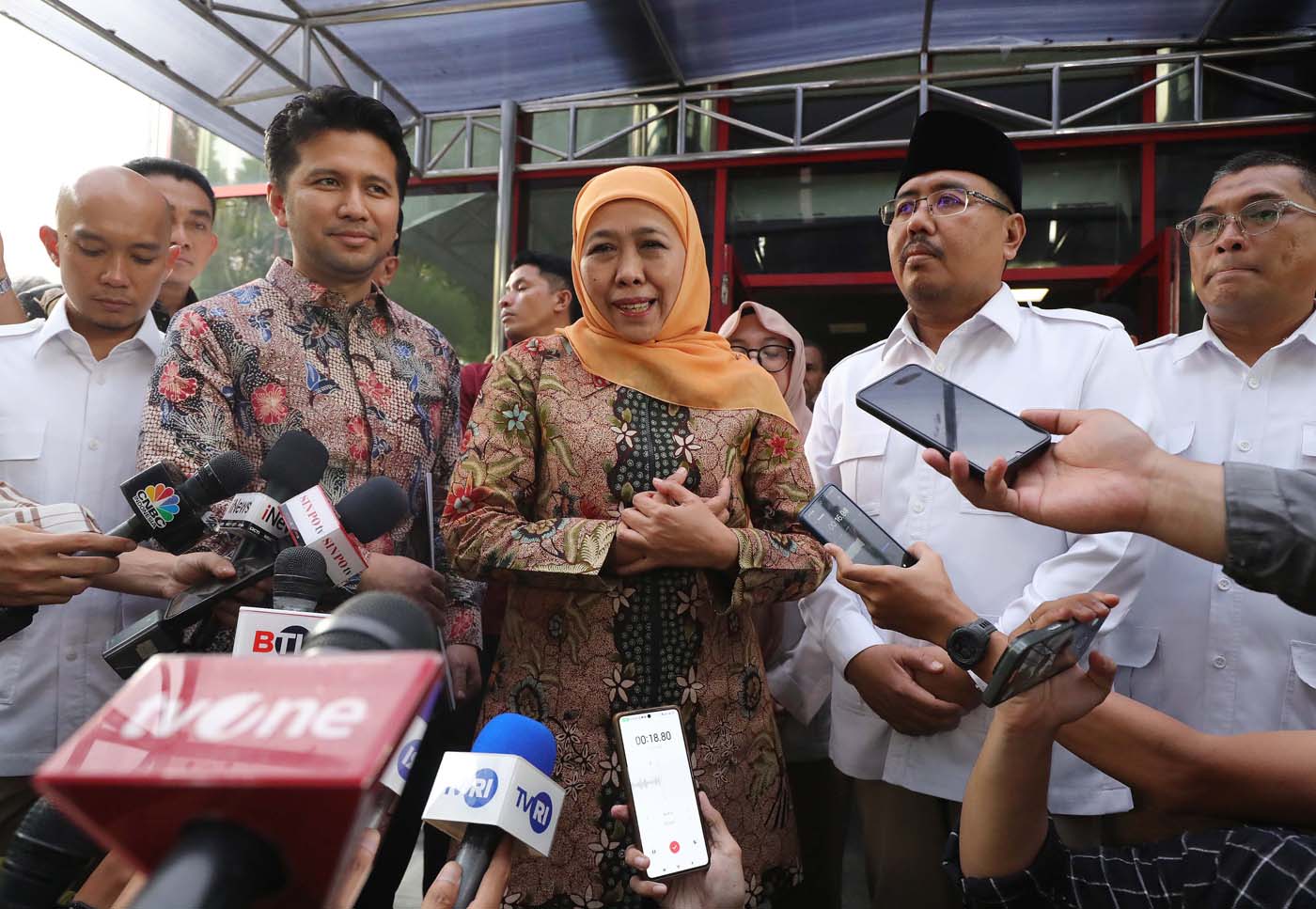 Cagub dan Cawagub Sumut dari Partai Gerindra Jawa Timur Khofifah Indar Parawansa dan Emil Dardak usai menerima formulir persetujuan B1-KWK di Kantor DPP Partai Gerindra, Jakarta, Jumat (23/8/2024). (Fedrik Tarigan/ Jawa Pos) - Image