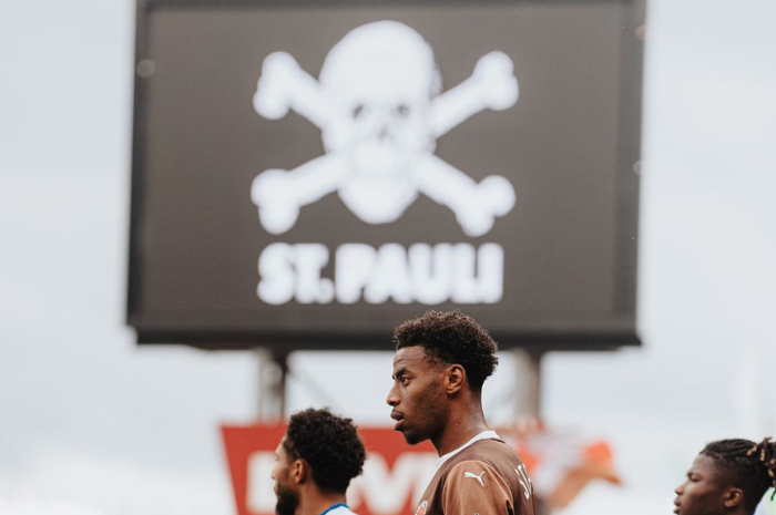 Logo tengkorak Der Totenkopf St. Pauli yang terpampang di stadion. (Instagram/@fcstpauli) - Image