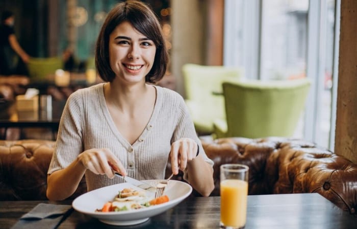 Perempuan yang memahami etiket makan di restoran (freepik) - Image