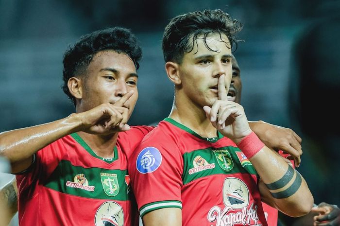 Bruno Moreira pemilik rekor abadi penalti di Persebaya Surabaya sejak era Liga 1 Indonesia. (Instagram/@brunomoreira99/@jonathanyohvinno) - Image