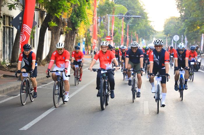 Pj Gubernur Jawa Timur Adhy Karyono melepas 250 peserta Road Bike II Gowes Kemerdekaan. (Pemprov Jatim) - Image