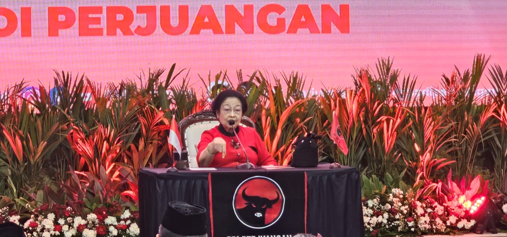 Ketua umum PDIP Megawati Soekarnoputri menyampaikan pidato politik di DPP PDIP, Senin (26/8). (Muhamad Ridwan/JawaPos.com) - Image