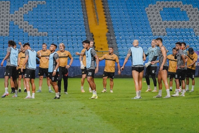 Pemain Dewa United FC intensif menggelar latihan dalam persiapan menghadapi tuan rumah PSM Makassar di Stadion Batakan, Senin (26/8) malam. (Badan Liga Indonesia) - Image