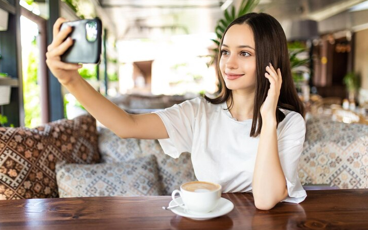 ilustrasi seseorang yang sering posting dan video di media sosial/ Sumber foto: Freepik - Image