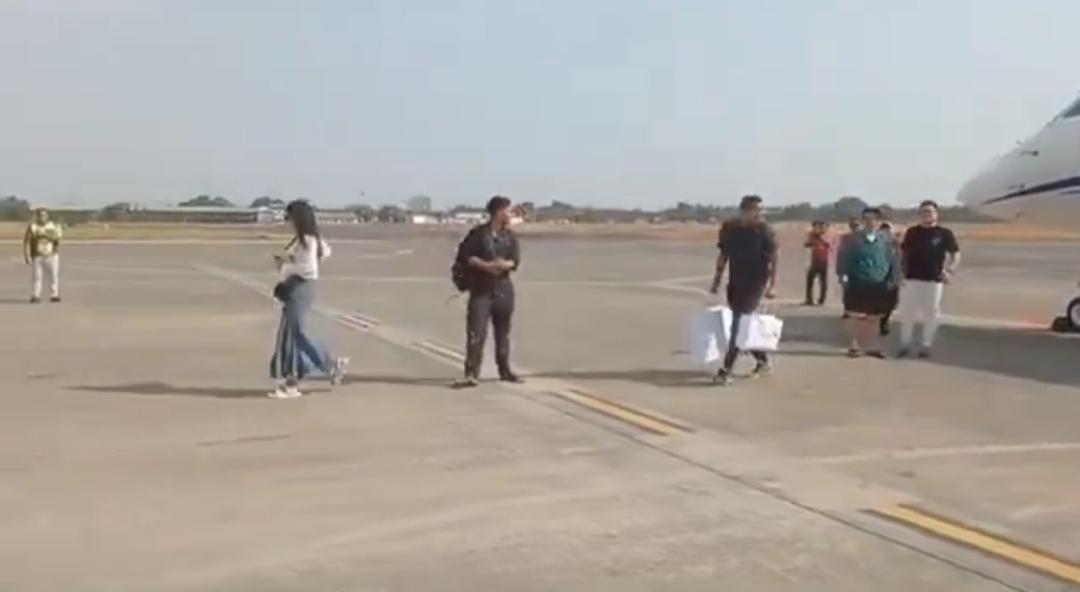 Potongan video diduga Kaesang dan Erina turun dari jet pribadi. (platform X) - Image