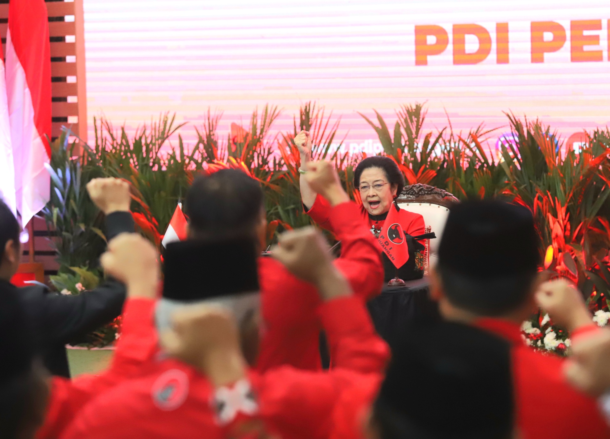 Ketum PDIP Megawati Soekarnoputri memberikan SK kepada Calon Kepala Daerah partai di Jakarta, Senin (26/8/2024). (Dery Ridwansah/ JawaPos.com) - Image