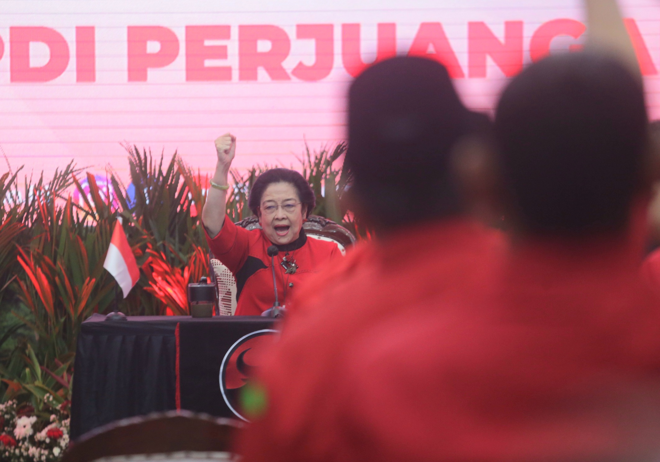 Ketum PDIP Megawati Soekarnoputri memberikan SK kepada Calon Kepala Daerah partai di Jakarta, Senin (26/8/2024). (Dery Ridwansah/ JawaPos.com) - Image