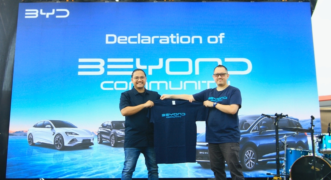 Head of PR and Government Relation PT BYD Luther T Panjaitan (kiri) dan Ketua BEYOND Ryan Chandra berjabat tangan dalam deklarasi peresmian komunitas pengguna BYD di BSD, Tangerang Selatan (25/8) - Image