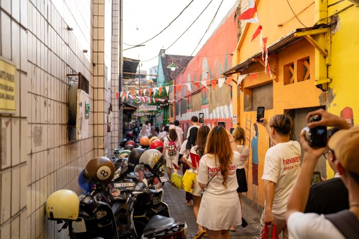 Havaianas menggelar Havaianas City Walk di Surabaya. (Dimas Nur/JawaPos.com) - Image