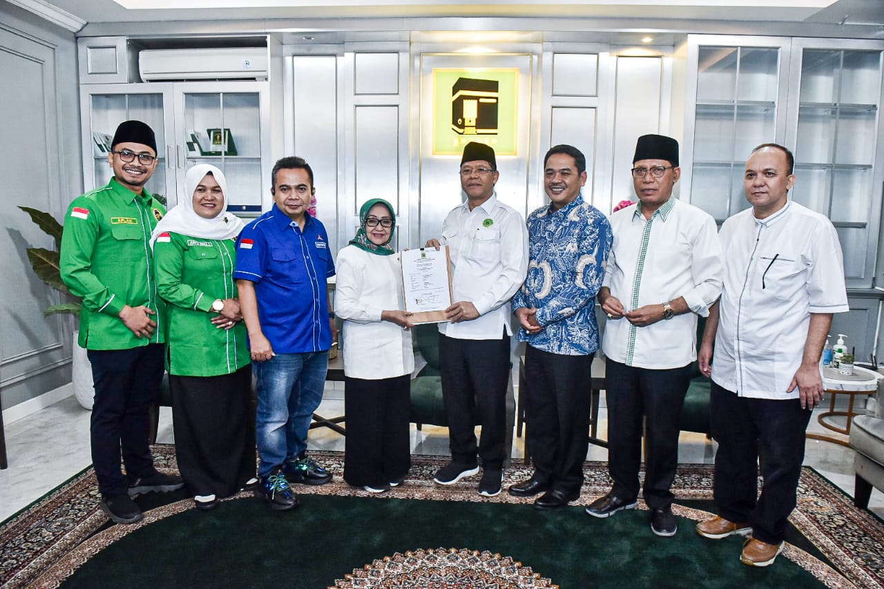 Pasangan Bakal Calon Bupati dan Wakil Bupati Jombang, Mundjidah Wahab dan Sumrambah menerima surat rekomendasi dari PPP untuk maju di Pilkada 2024. (Istimewa) - Image