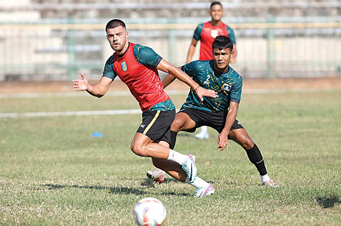 PROSES ADAPTASI: Djordje Maksimovic (kiri) berlatih di Stadion Tri Dharma, Gresik. (ANGGER BONDAN/JAWA POS) - Image