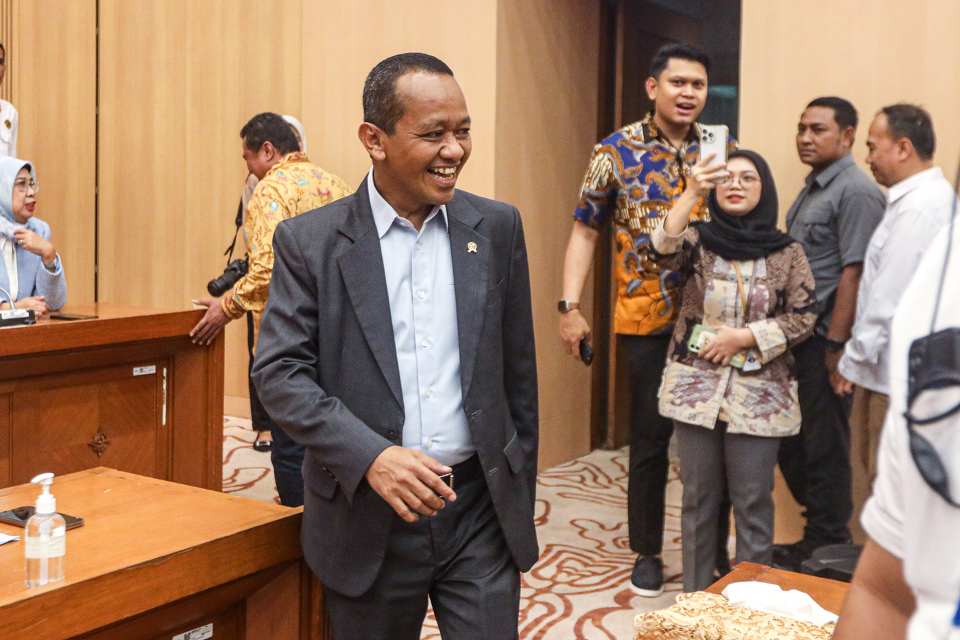 Menteri Energi dan Sumber Daya Mineral Bahlil Lahadalia (tengah) mengikuti rapat kerja bersama komisi vii DPR di Gedung Parlemen, Jakarta, Senin (26/8/2024). (Salman Toyibi/Jawa Pos) - Image