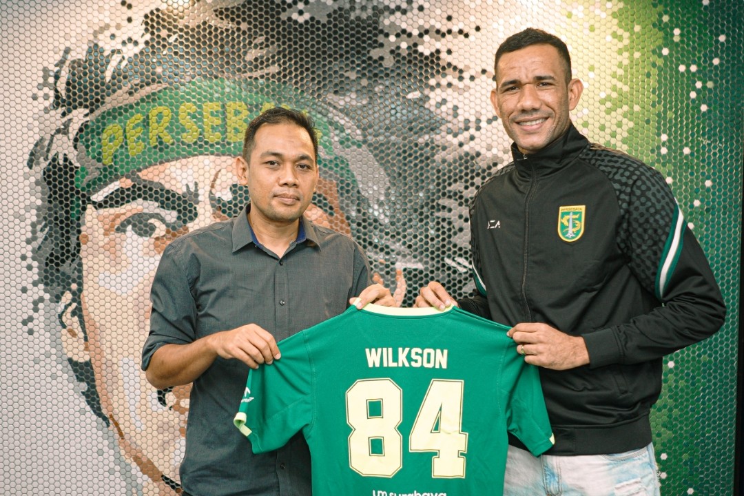 Jose Wilkson (kanan) jadi salah satu mantan bomber Persebaya Surabaya yang punya rekor abadi di Liga 1 Indonesia 2024/2025. (Persebaya Surabaya) - Image
