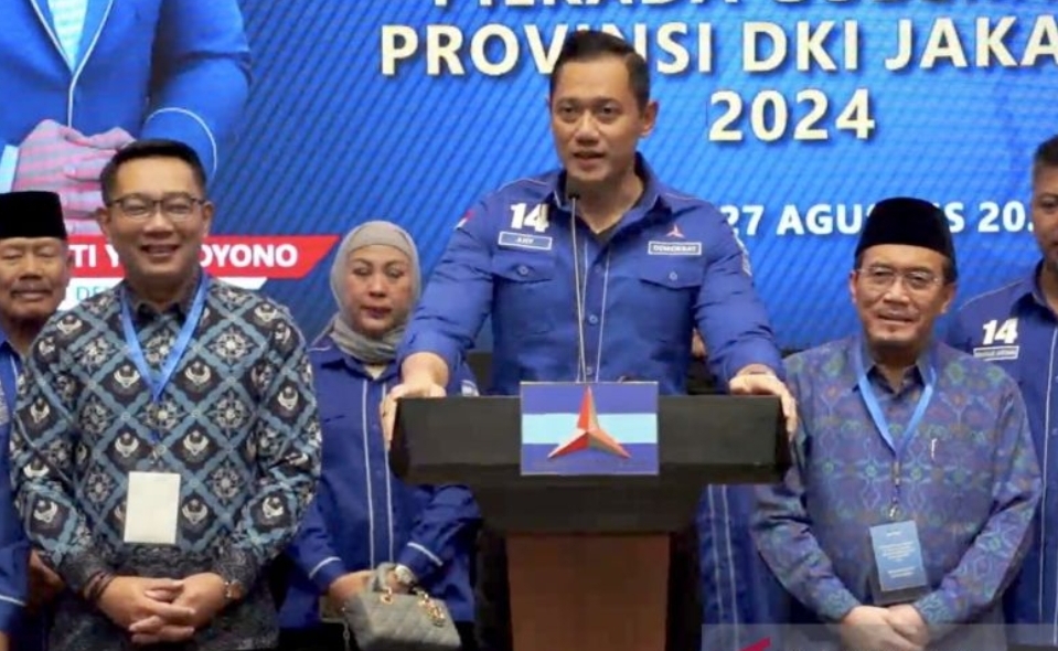 Ketua DPP Partai Demokrat Agus Harimurti Yudhoyono dmenyerahkan surat rekomendasi partainya kepada Ridwan Kamil dan Suswono untuk maju Pilgub Jakarta 2024 - Image
