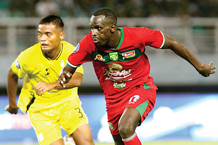 Flavio Silva (kanan) bermain saat Persebaya Surabaya menjamu Barito Putera di Stadion Gelora Bung Tomo, Surabaya, Jumat (23/8) lalu. (ANGGER BONDAN/JAWA POS) - Image