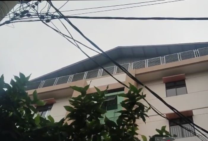 Aparat Polrestabes Palembang, menangani kematian siswa kelas enam SD yang tersetrum tiang bendera. (M. Imam Pramana/Antara) - Image