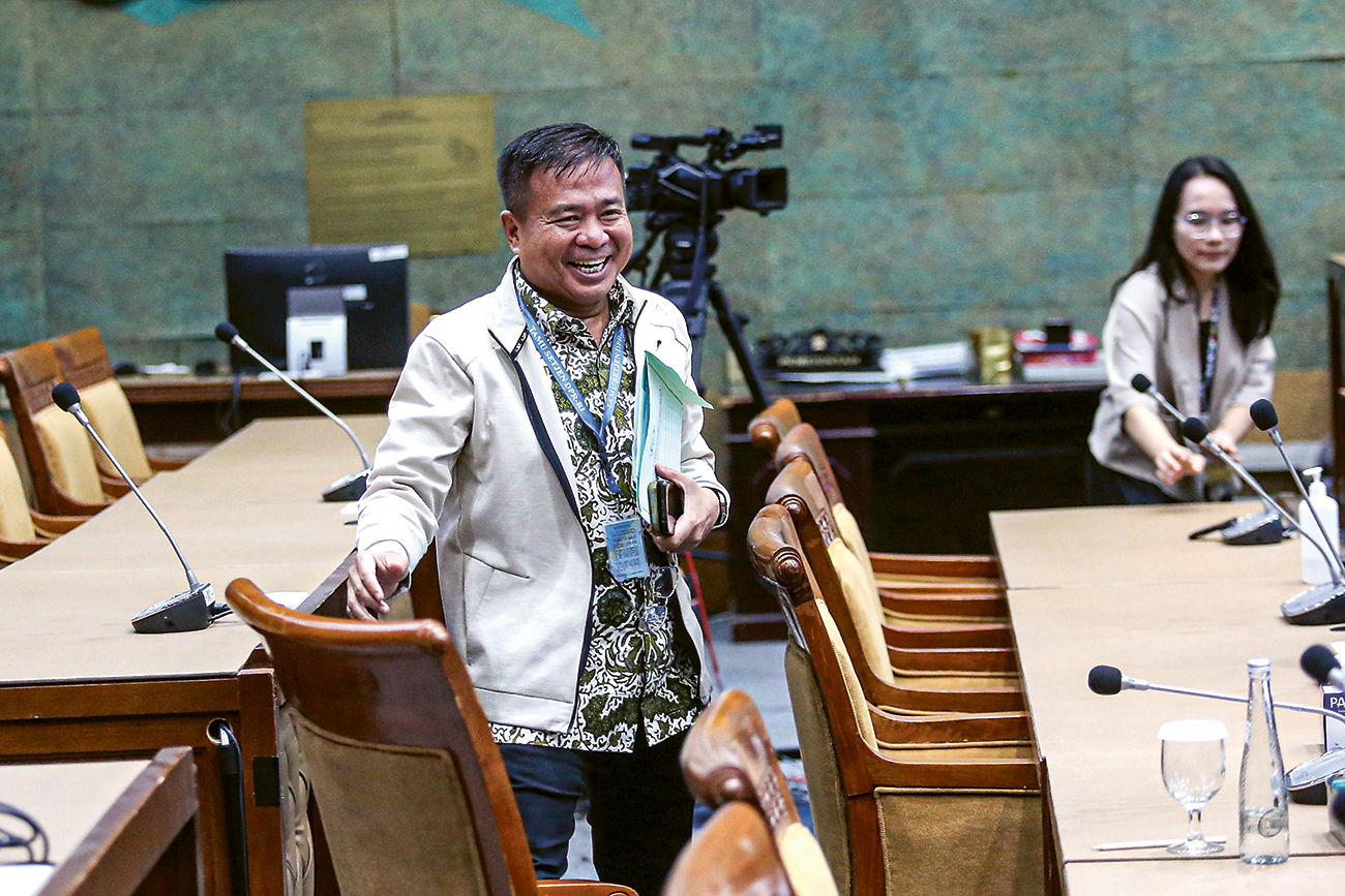 SAKSI: Kepala Urusan Haji di Arab Saudi Nasrullah Jasam saat mengikuti rapat pansus Angket Haji di kompleks parlemen, Senayan, Jakarta, kemarin. (MIFTAHUL HAYAT/JAWA POS) - Image