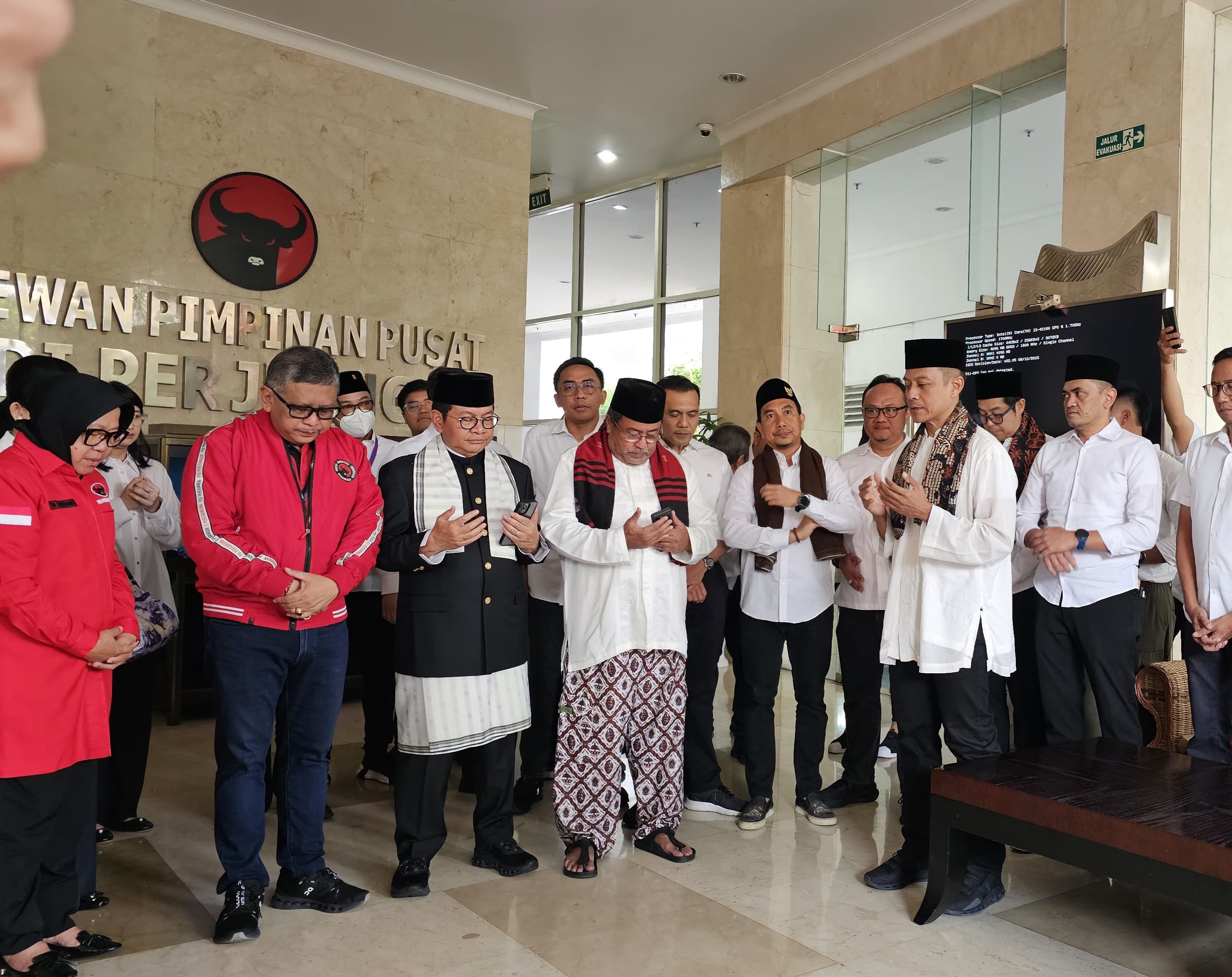 Pasangan bakal cagub-cawagub Jakarta Pramono Anung-Rano Karno di kantor DPP PDIP, Jakarta Pusat, Rabu (28/8). (Ridwan) - Image
