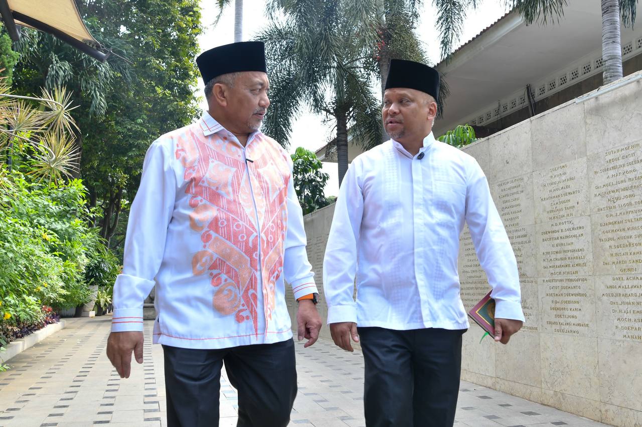 Pasangan bakal cagub-cawagub Jabar Ahmad Syaikhu dan Ilham Akbar Habibie hendak berziarah ke makam Presiden RI ketiga BJ Habibie di TMP Kalibata, Jakarta Selatan, Rabu (28/8). (Istimewa) - Image
