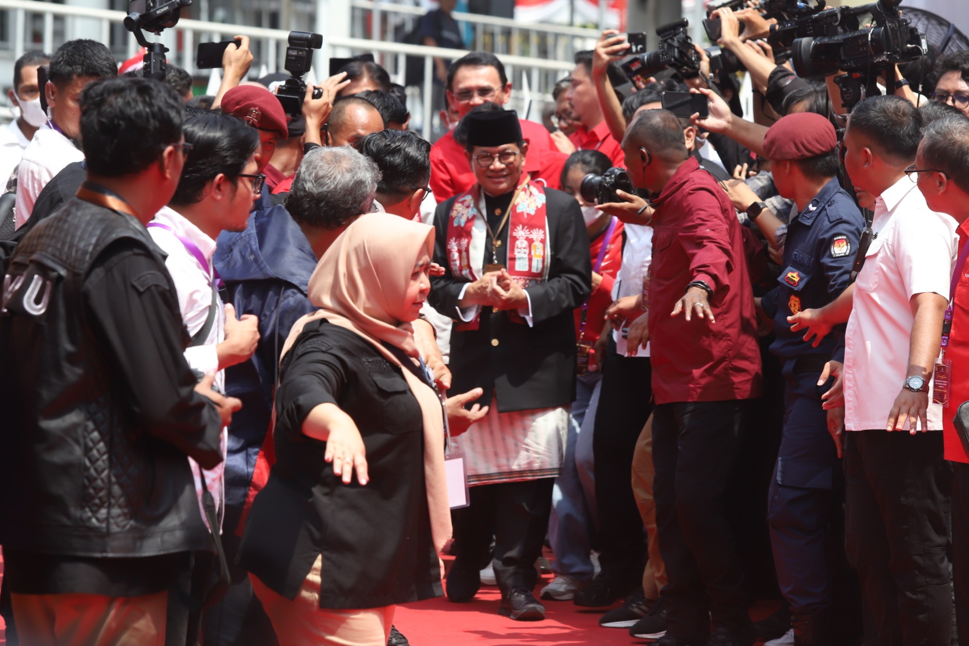 Pramono Anung dan Rano Karno mendaftar sebagai calon gubernur-calon wakil gubernur di KPUD, Jakarta, Rabu (28/8/2024). (Dery Ridwansah/ JawaPos.com) - Image
